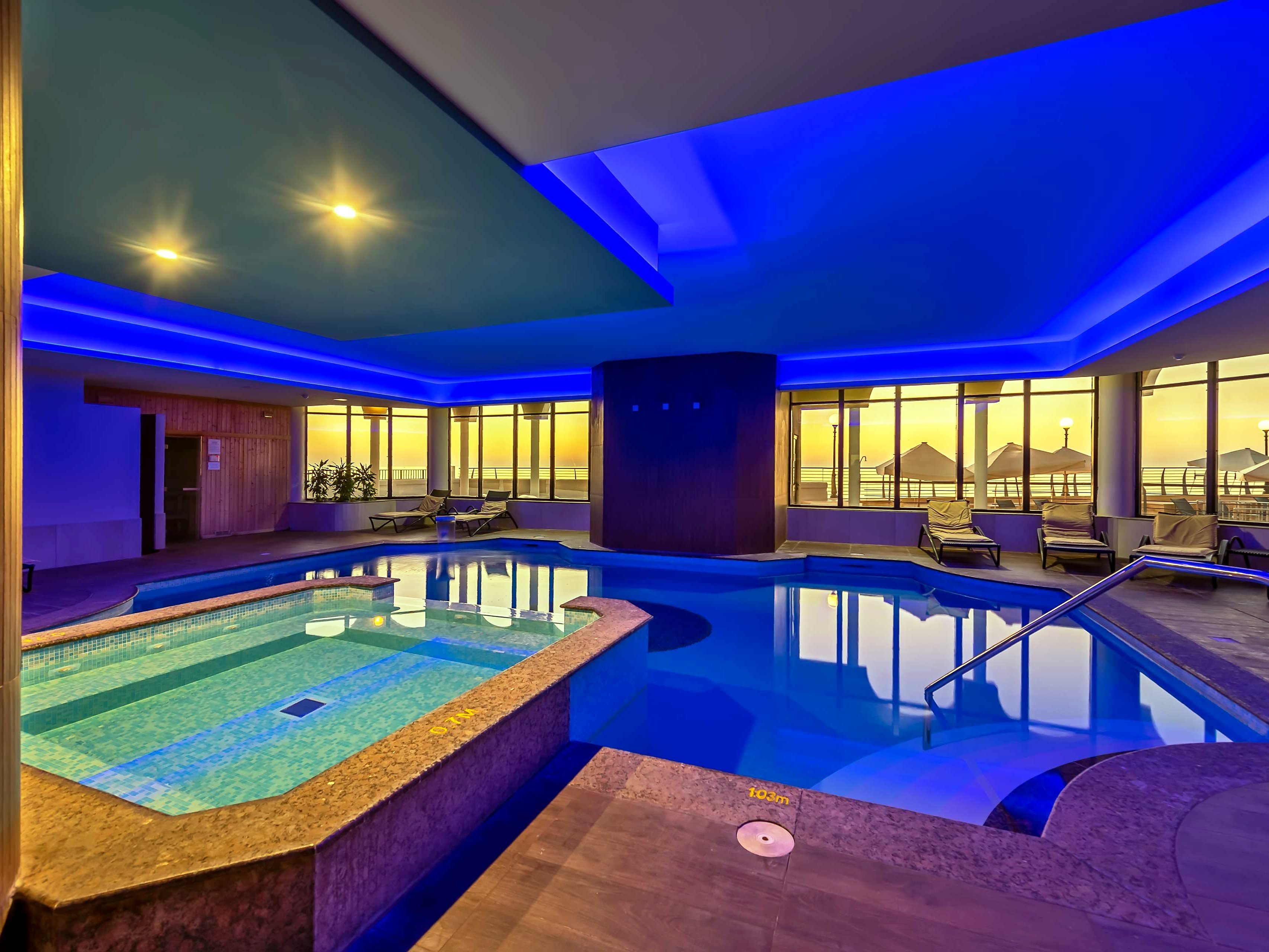 Piscina interna riscaldata e vasca idromassaggio del Radisson Blu Resort St Julian’s