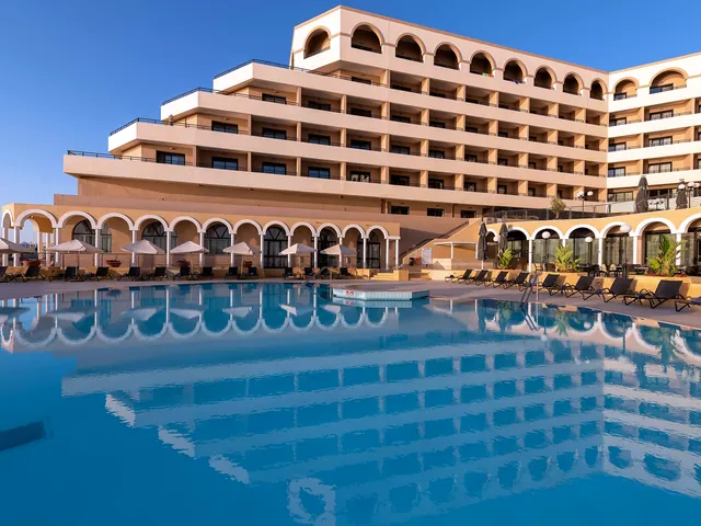Piscine extérieure au pied des terrasses du Radisson Blu Resort St Julian’s à Malte