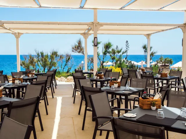 Terrasse du restaurant The Edge face à la mer au Radisson Blu Resort St Julian’s