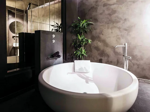 Salle de bains d’une suite du Rosselli AX Privilege avec baignoire îlot