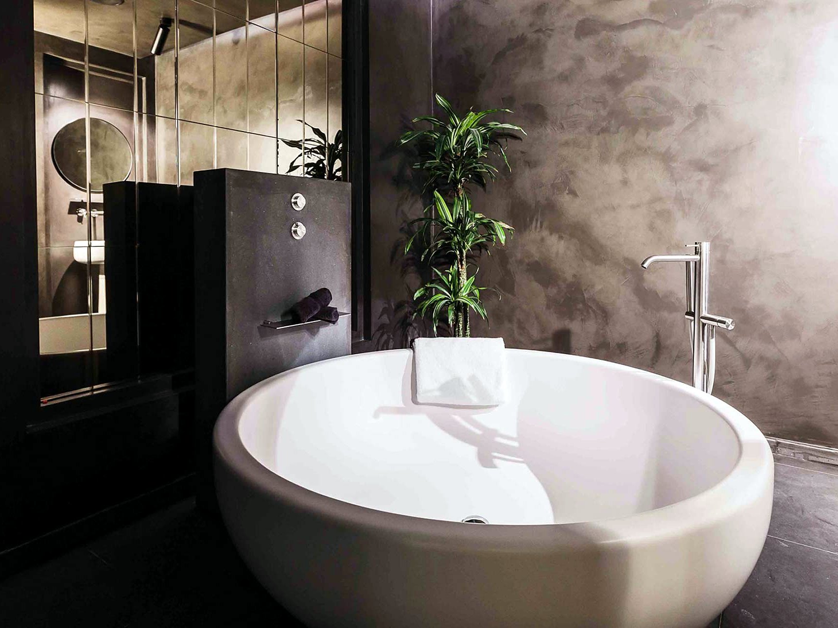 Bagno di una suite del Rosselli AX Privilege con vasca freestanding