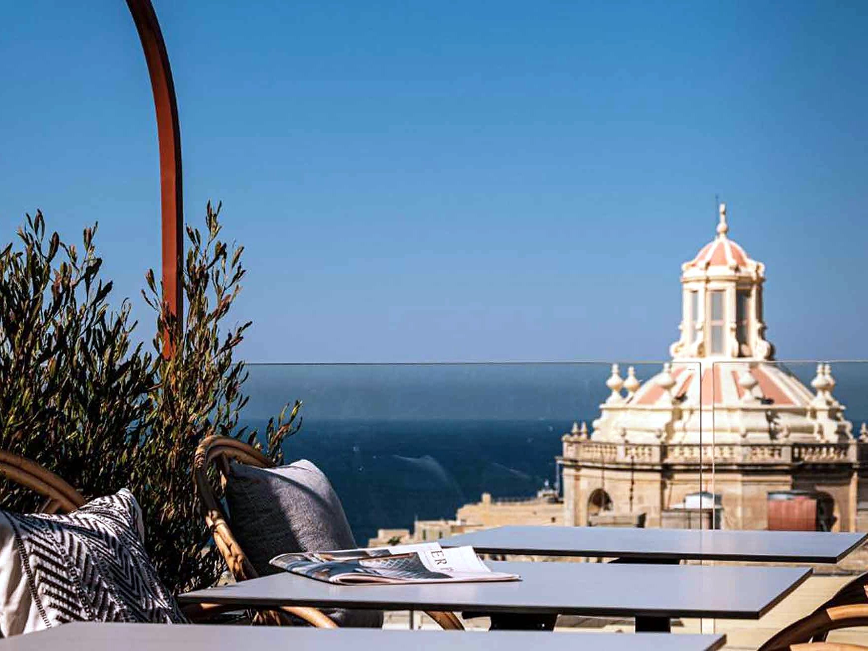 Vista sulla cupola di una chiesa di La Valletta dal tetto del Rosselli AX Privilege