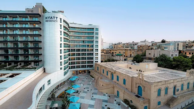 Vue aérienne de la façade du Hyatt Regency Malta et de la place Santa Rita à St Julian’s