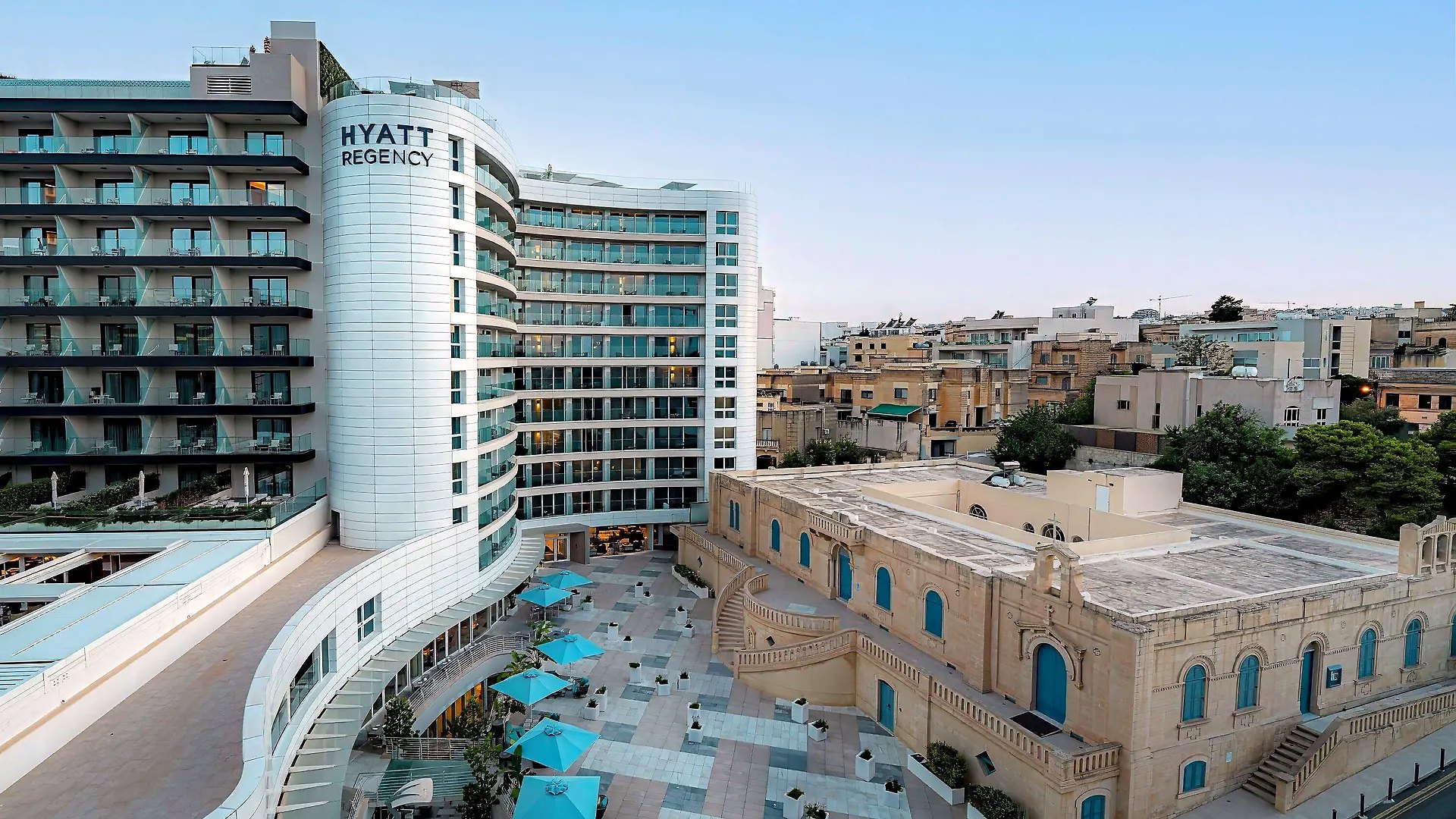 Hyatt Regency Malta - Facciata Vista aerea della facciata dell’Hyatt Regency Malta e della piazza Santa Rita a St Julian’s