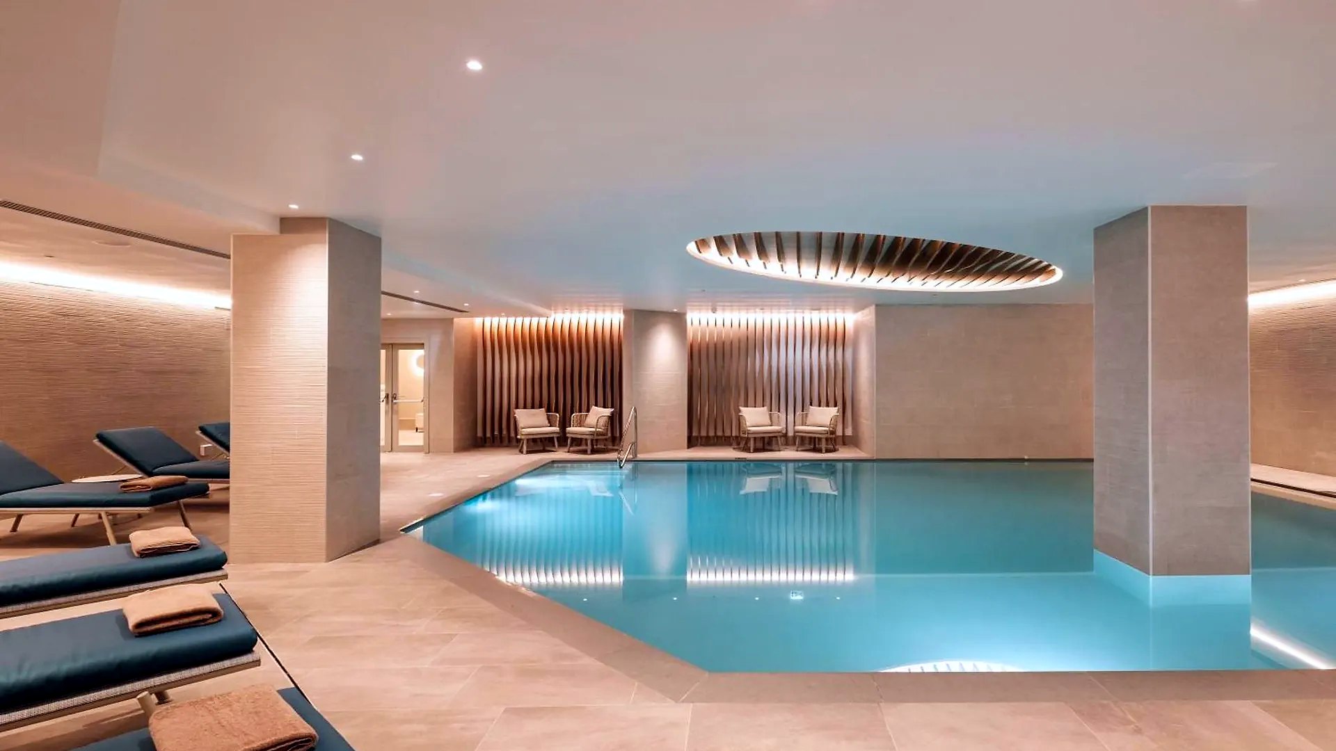 Piscina interna dell’Hyatt Regency Malta