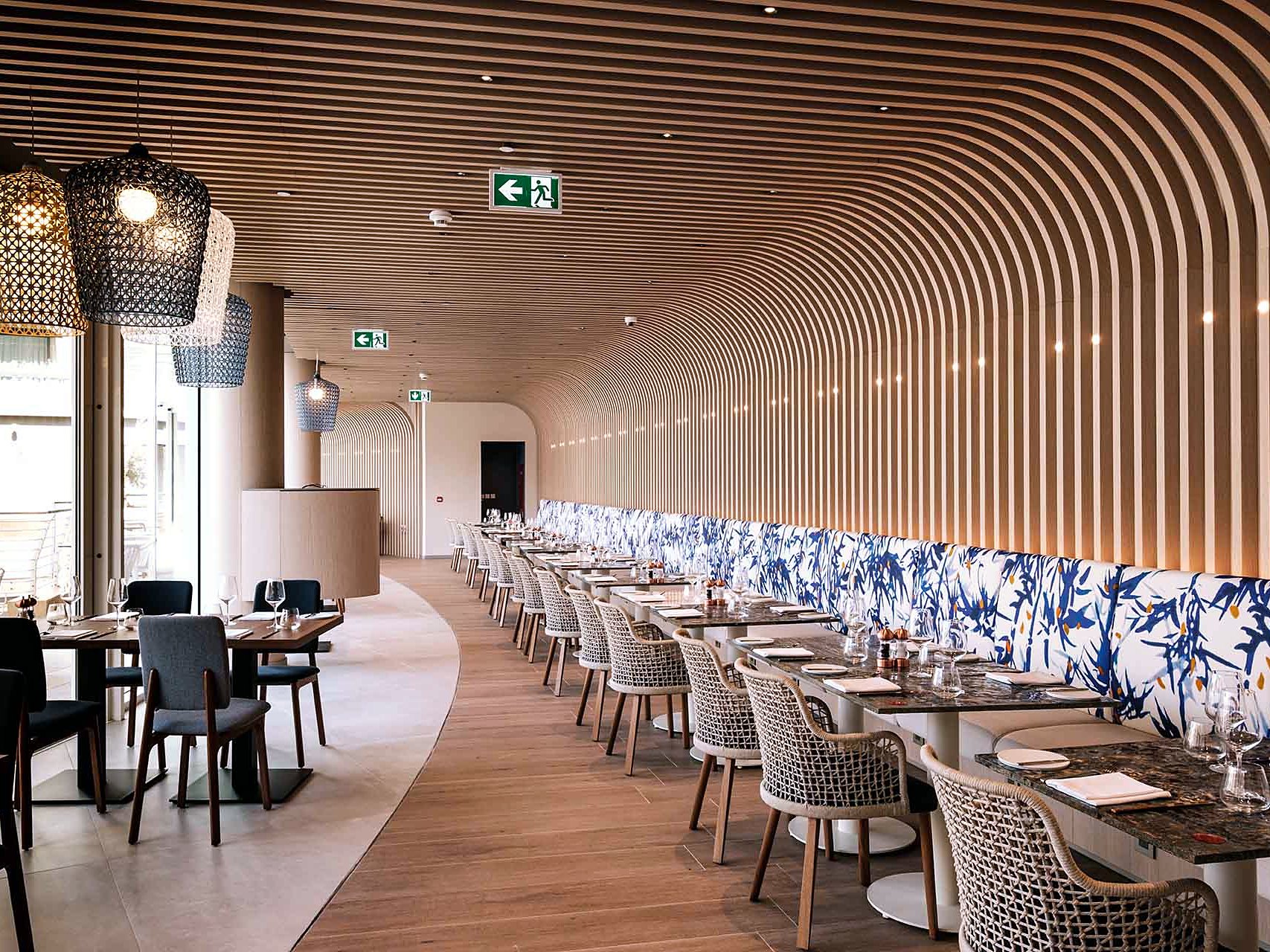 Sala del ristorante Seed con soffitto a doghe di legno e divanetto blu all’Hyatt Regency Malta