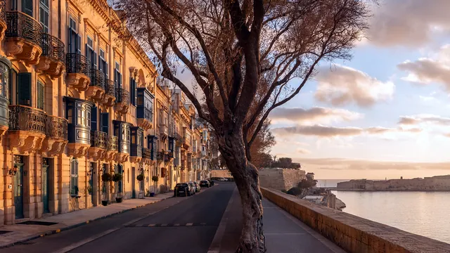 Façades de St Barbara Bastion au coucher du soleil, où se trouve l’Iniala Harbour House, face au Grand Port de La Valette