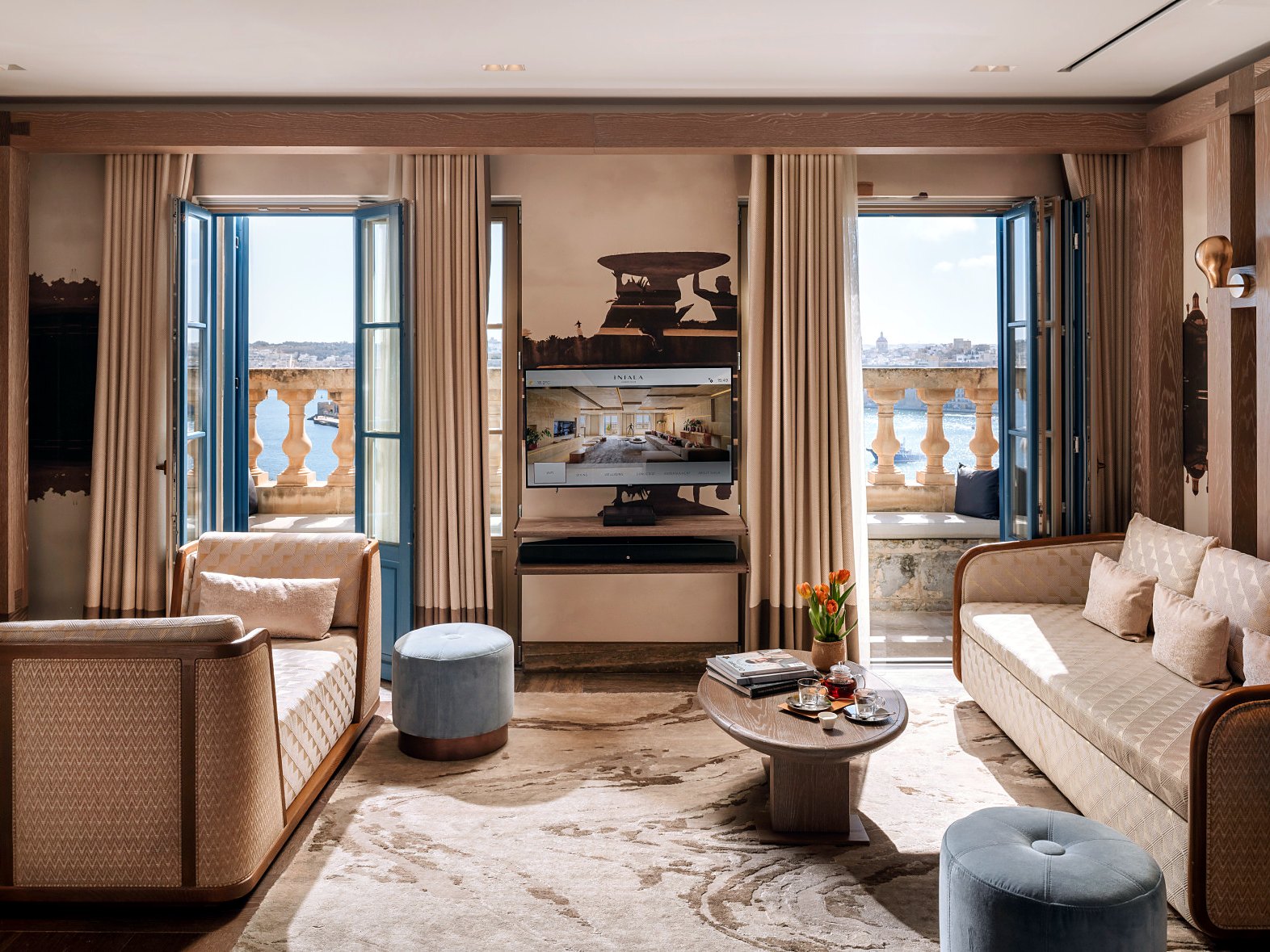 Salotto di una suite attico con due balconi sul Porto Grande all’Iniala Harbour House di La Valletta