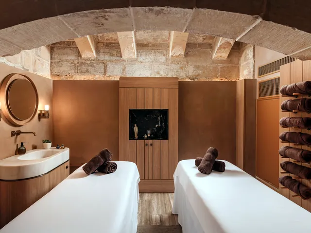 Cabine de soins double voûtée en pierre au spa de l’Iniala Harbour House à La Valette