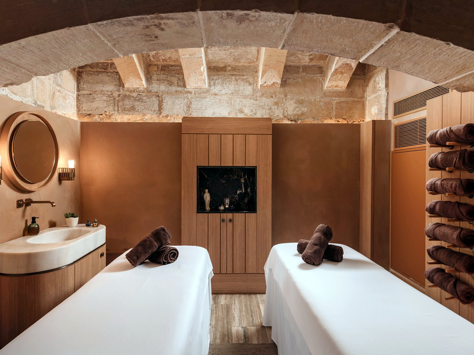 Cabina per trattamenti di coppia con volta in pietra nella spa dell’Iniala Harbour House a La Valletta