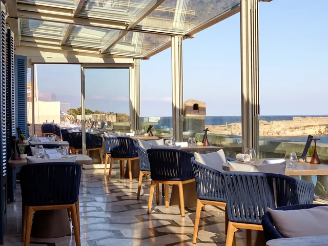 Terrasse vitrée du restaurant ION Harbour sur le toit de l’Iniala Harbour House, face au Grand Port