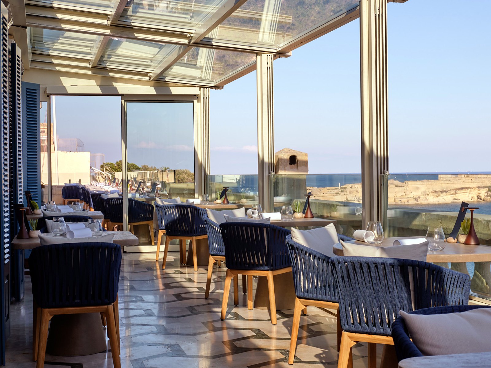 Terrazza vetrata del ristorante ION Harbour sul tetto dell’Iniala Harbour House, di fronte al Porto Grande