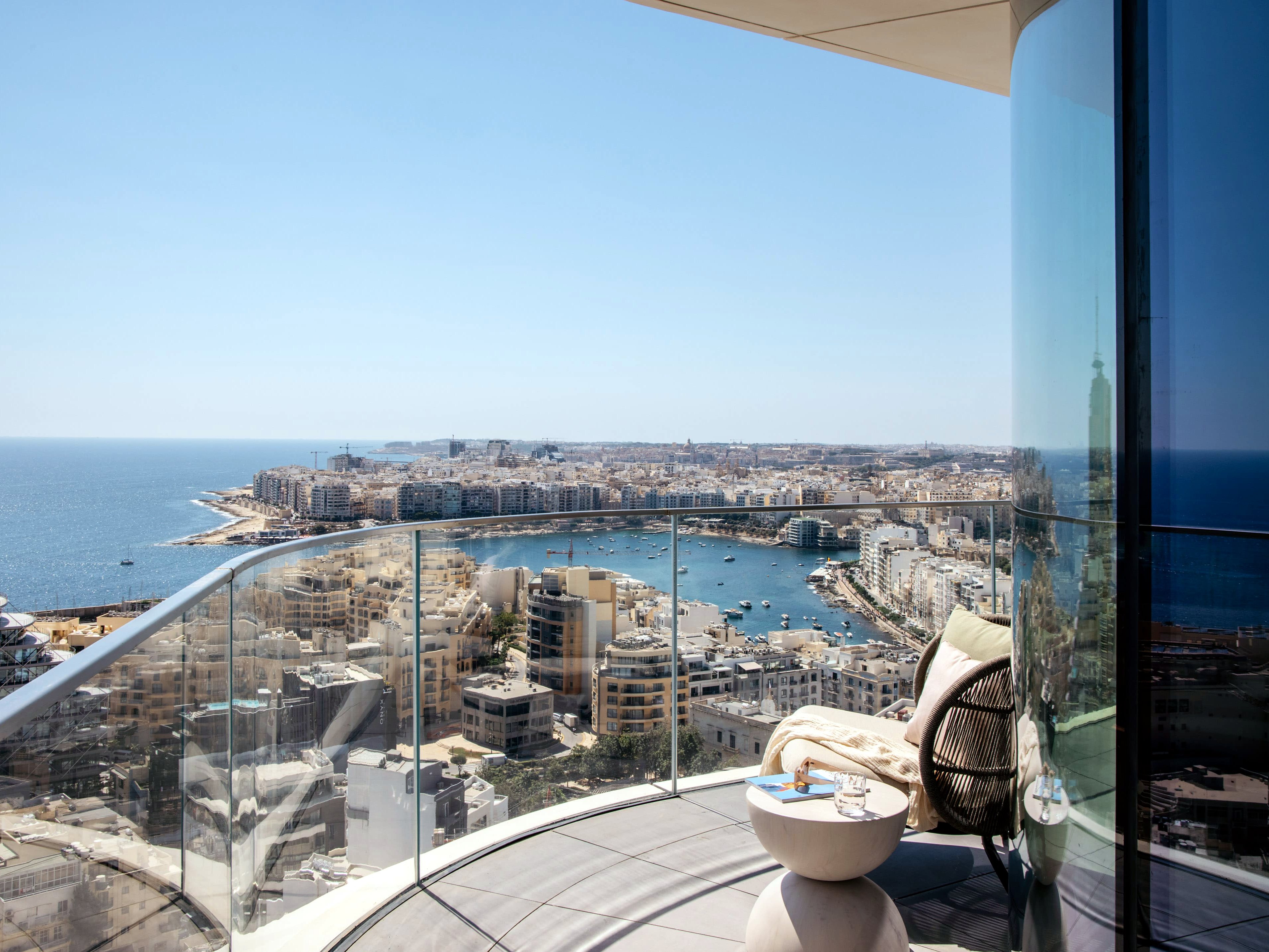 Balcon d’une suite du ME Malta avec vue plongeante sur la baie de St Julian’s et Sliema