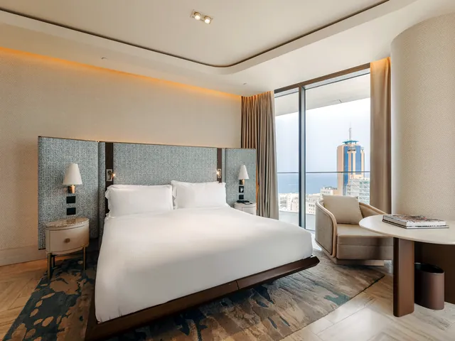 Chambre Always ME avec balcon du ME Malta, grand lit et vue sur St Julian’s et la mer