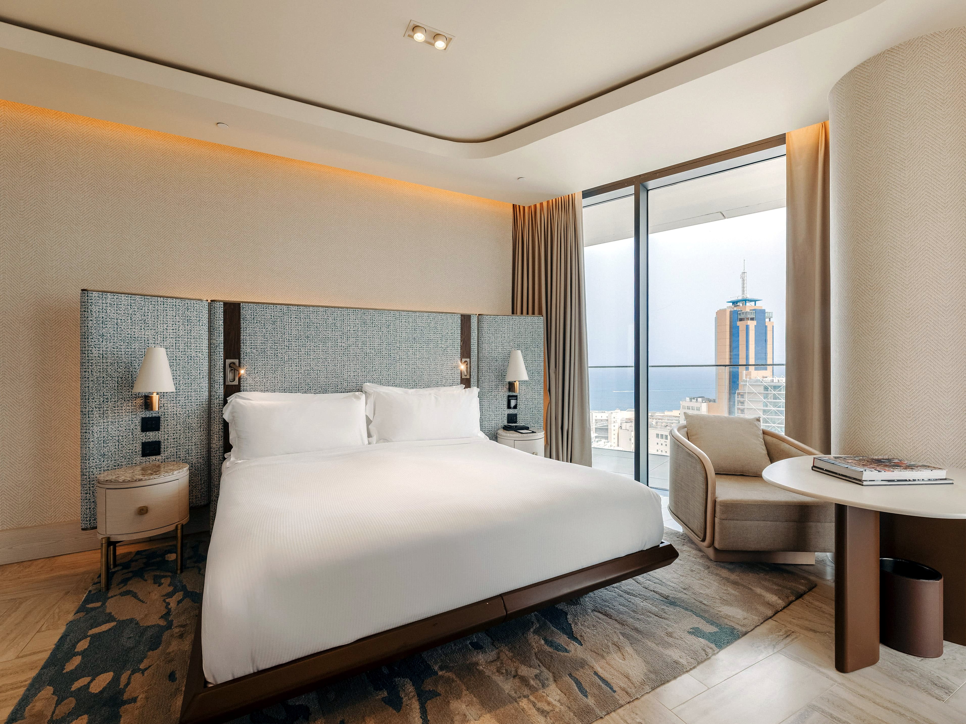 Chambre Always ME avec balcon du ME Malta, grand lit et vue sur St Julian’s et la mer