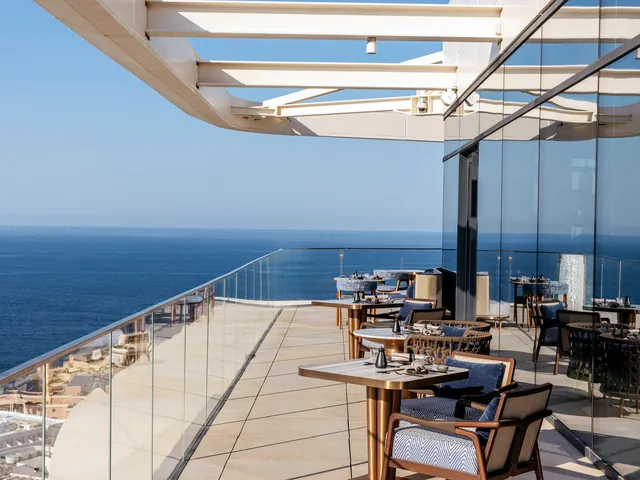 Terrasse du Radio Rooftop du ME Malta au 20e étage, tables dressées face à la mer