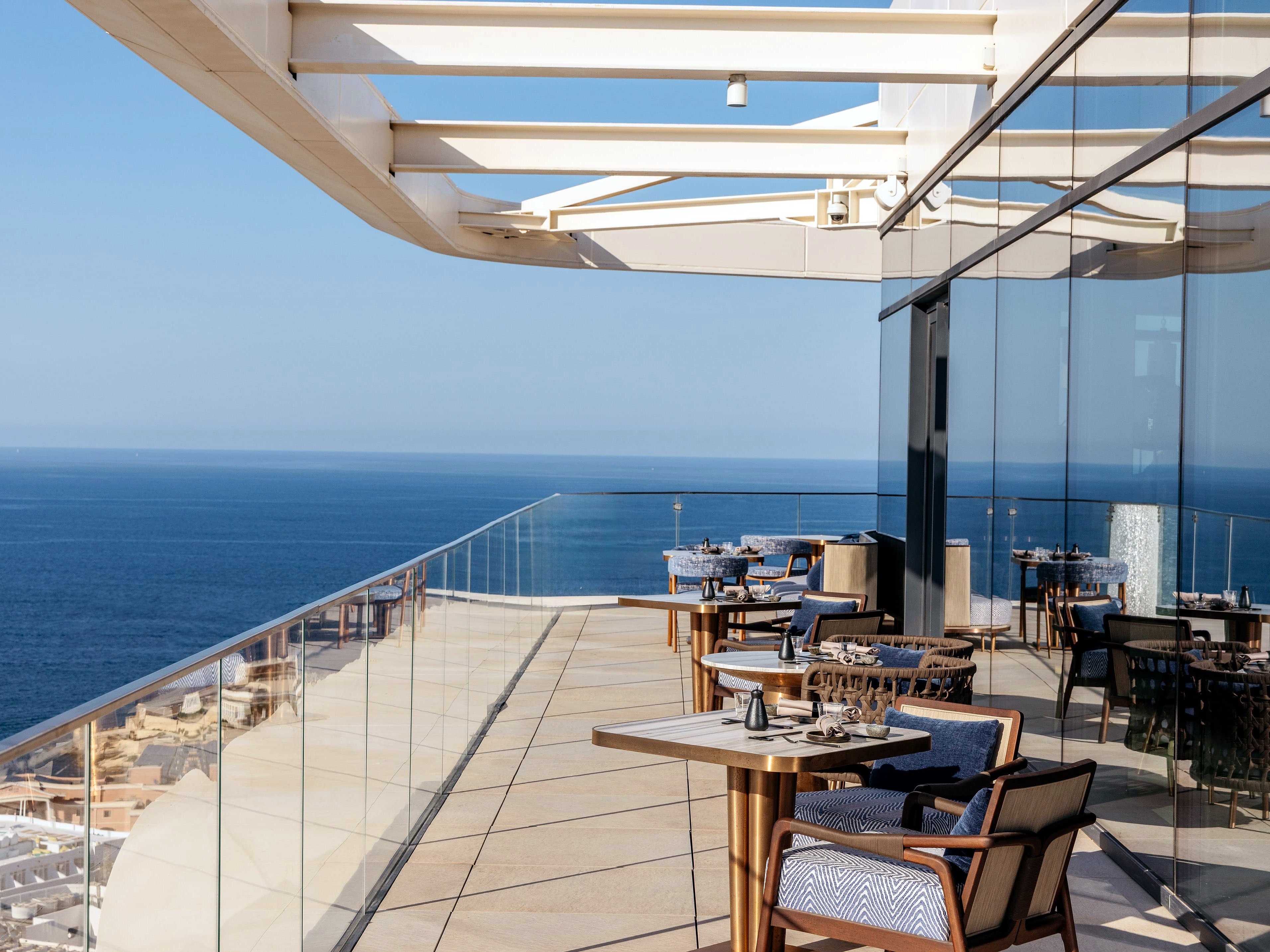 Terrasse du Radio Rooftop du ME Malta au 20e étage, tables dressées face à la mer