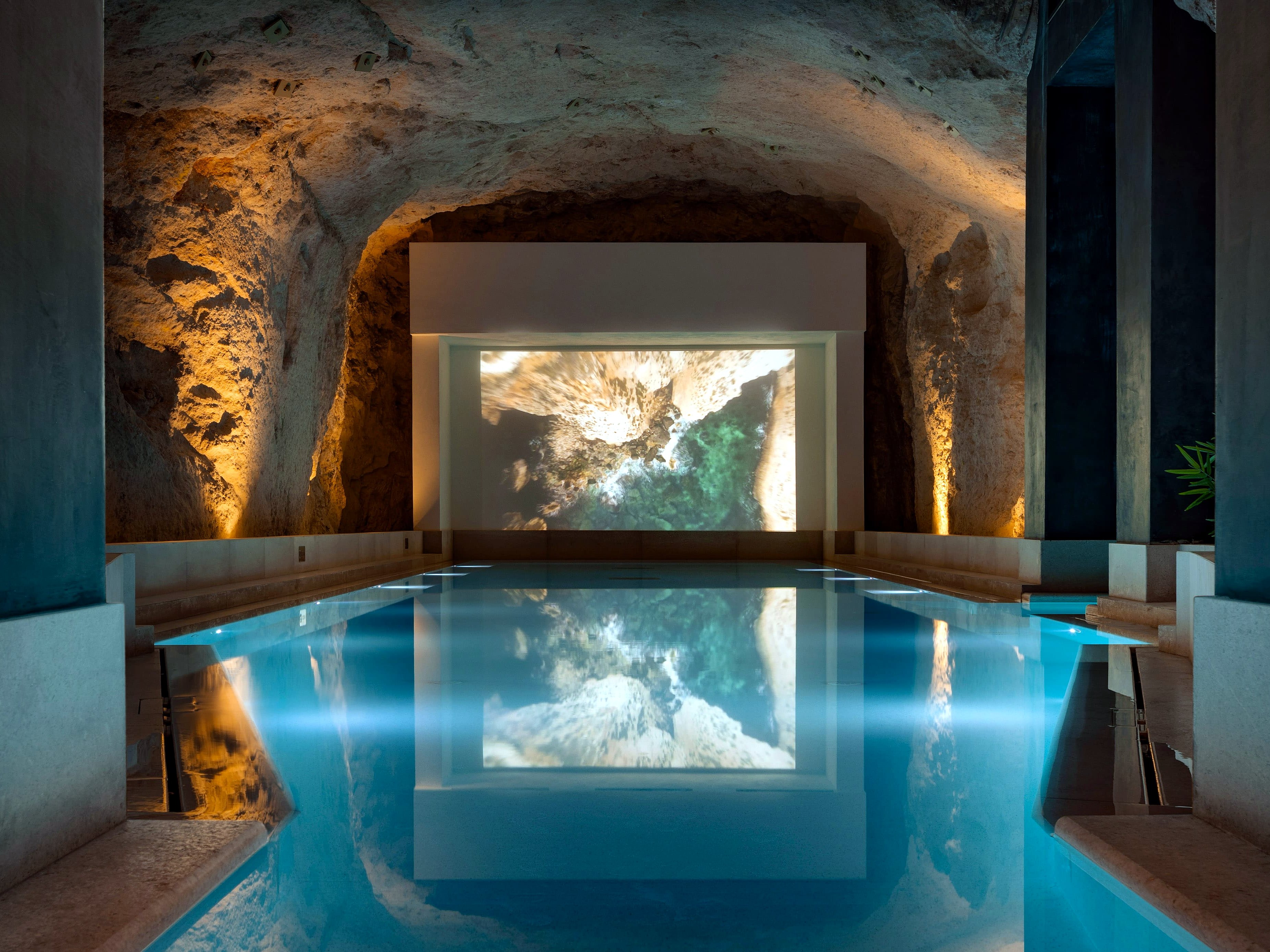 Piscine intérieure au décor de grotte du spa Dee Spas au ME Malta