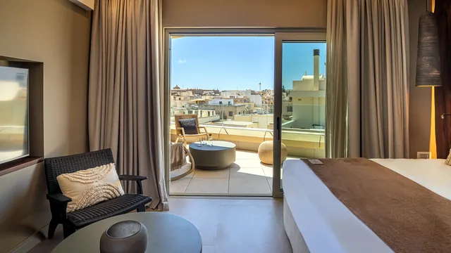 Chambre Confort du Verdala Wellness Hotel AX Privilege avec lit double, fauteuil et balcon sur les toits de Rabat