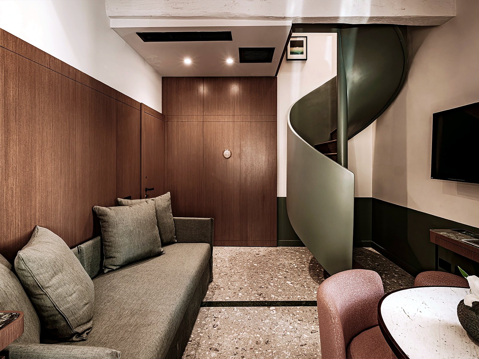 Sala de estar da Romègas Suite em duplex, com sofá e escada em caracol, no Romègas Hotel