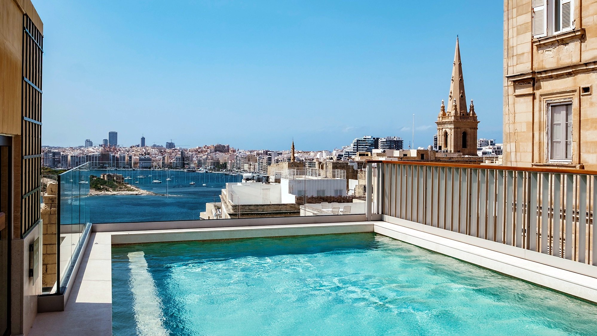 Piscina no terraço do Romègas Hotel com vista para o porto de Marsamxett, a ilha Manoel e Sliema