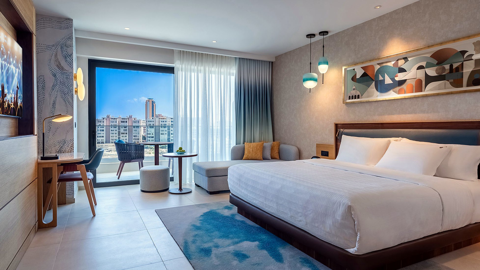 Quarto Deluxe com cama grande e varanda virada para St George’s Bay no Hard Rock Hotel Malta