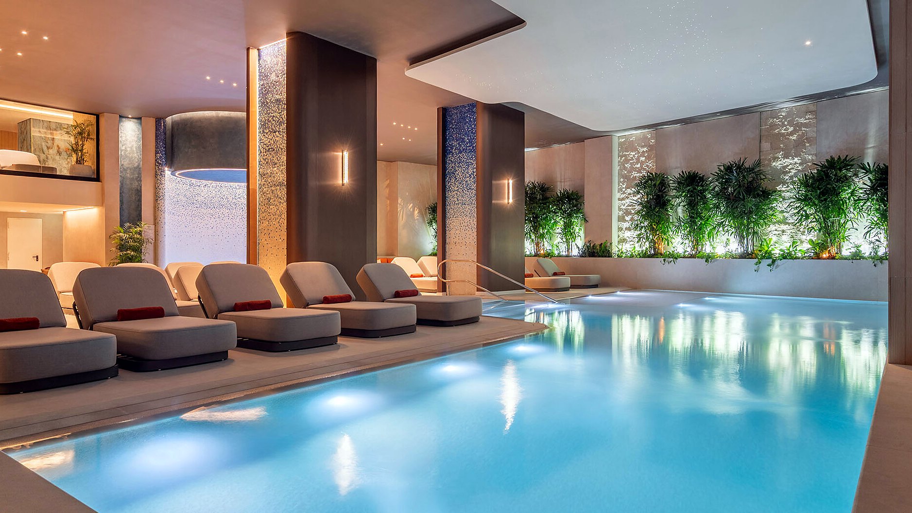 Espreguiçadeiras junto à piscina interior do spa do Hard Rock Hotel Malta