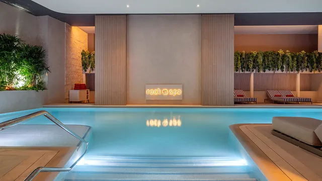 Piscine intérieure du Rock Spa éclairée au Hard Rock Hotel Malta