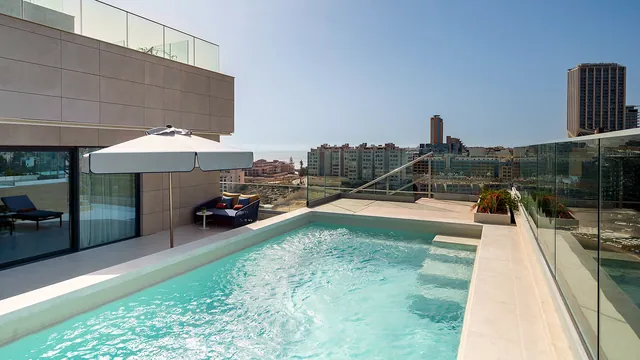Terrasse d’une Rock Suite avec piscine privée et vue sur St Julian’s au Hard Rock Hotel Malta