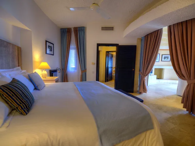 Lit double d’une Trullo Suite, bungalow individuel de l’hôtel Ta’ Ċenċ & Spa à Gozo