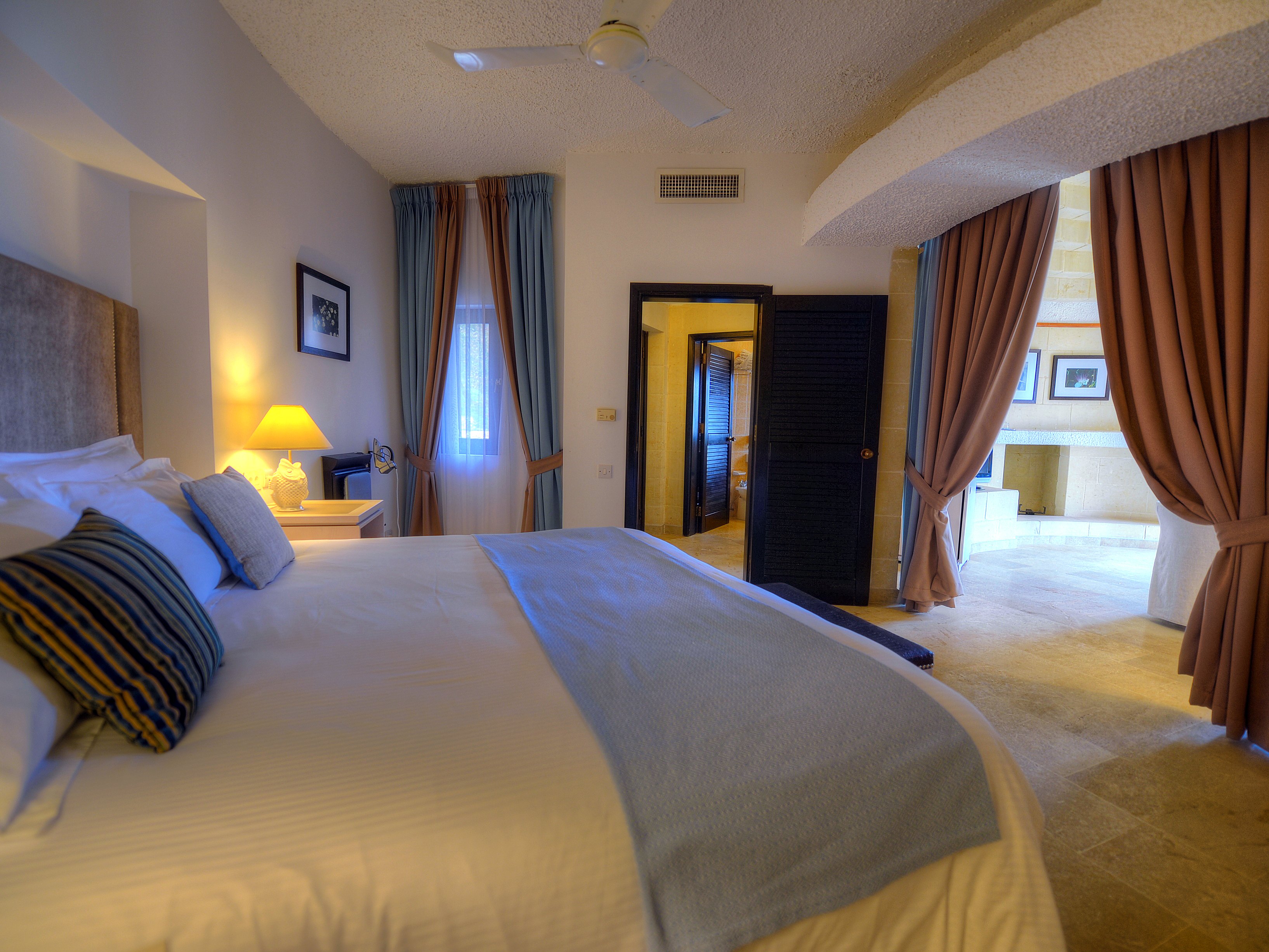 Letto matrimoniale di una Trullo Suite, bungalow indipendente dell’hotel Ta’ Ċenċ & Spa a Gozo