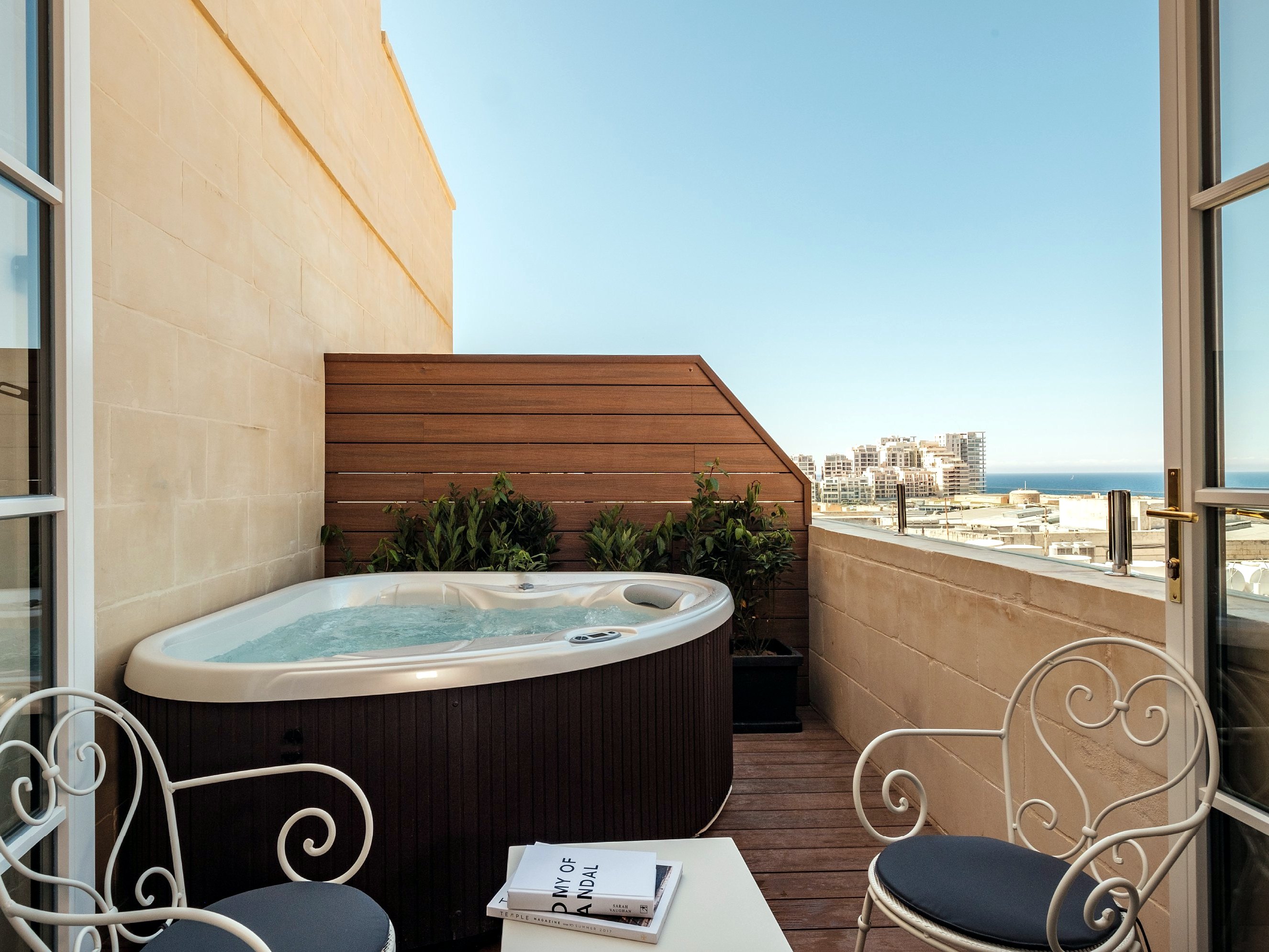 Terrazza privata con jacuzzi di una suite del Palais Le Brun, con vista sul mare e su Sliema