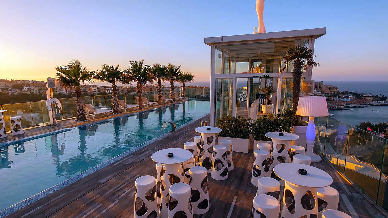 Hugo’s Boutique Hotel - Piscina sul tetto al tramonto Piscina a sfioro e bar vetrato sul tetto dell’H Hotel al tramonto, aperti agli ospiti dell’Hugo’s Boutique Hotel