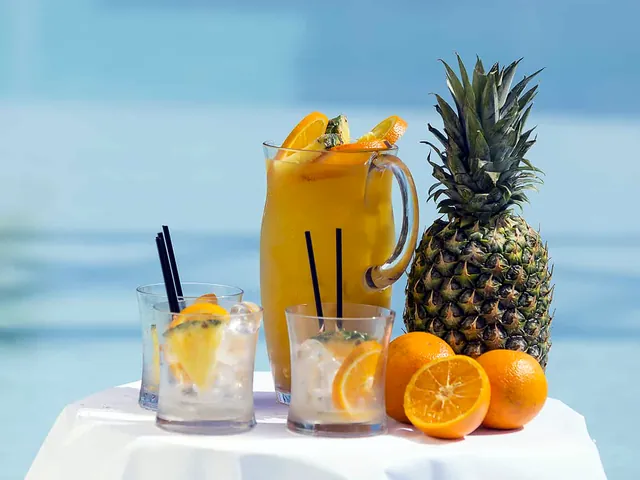 Carafe de jus d’orange, verres et ananas servis par les bars du groupe du Hugo’s Boutique Hotel
