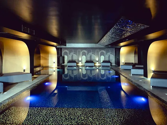 Piscine intérieure chauffée et transats du spa Carisma, accessible aux clients du Hugo’s Boutique Hotel