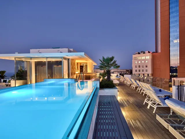 Piscine à débordement éclairée au crépuscule sur le toit de l’Hotel Valentina à St Julian’s