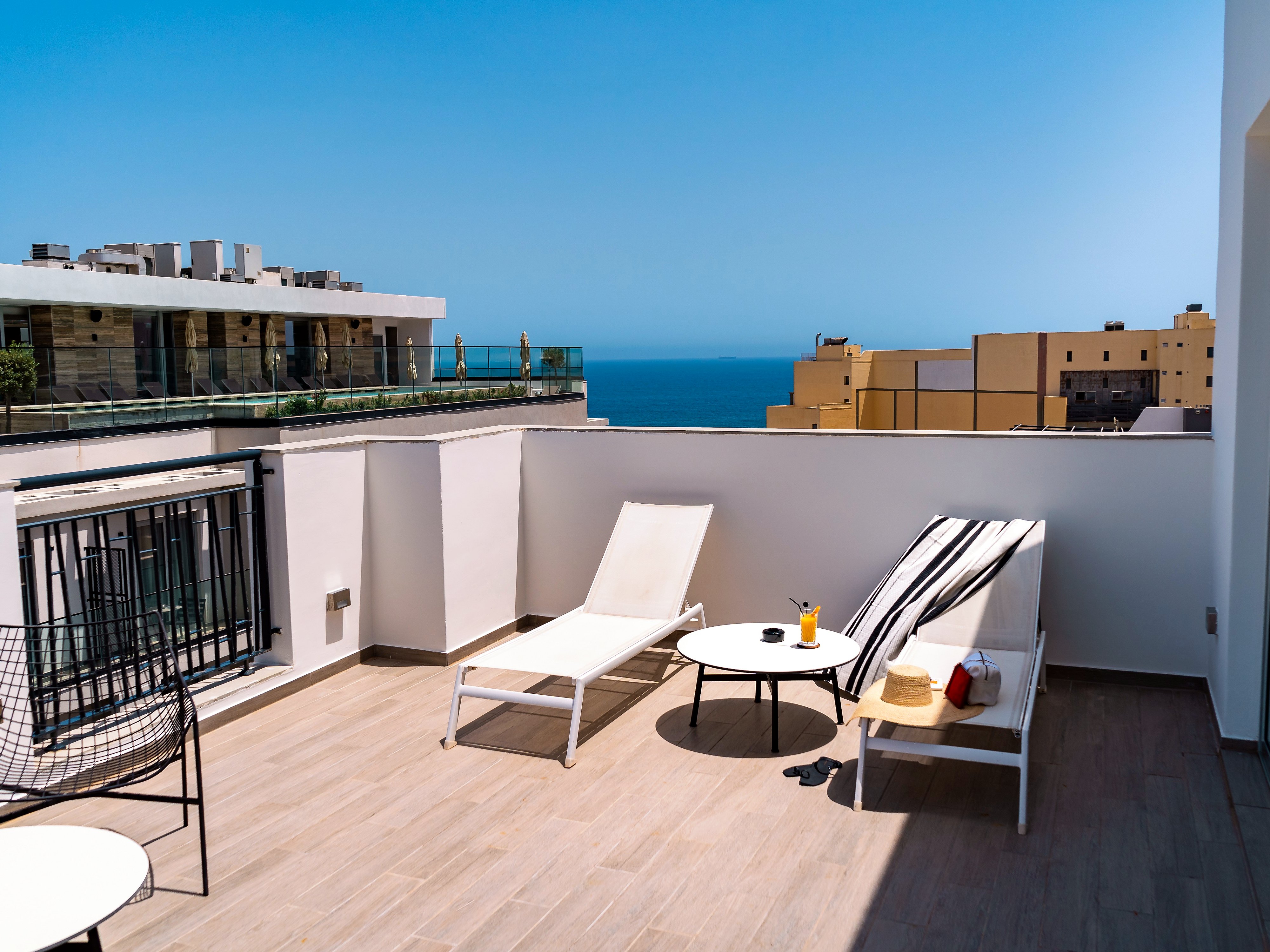 Terrazza privata con lettini e vista sul mare della Penthouse Suite dell’Hotel Valentina