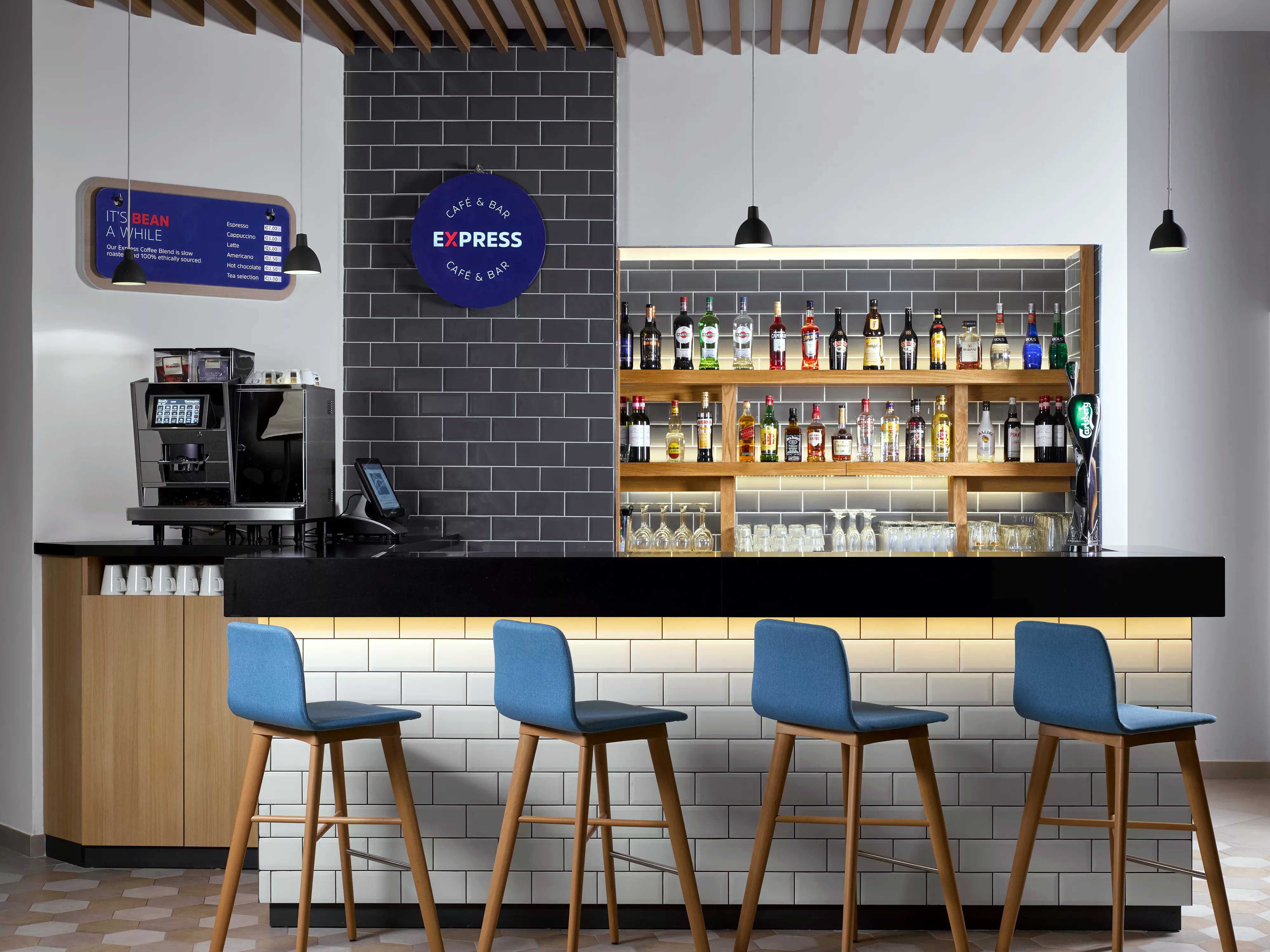 Comptoir et tabourets hauts du bar de l’Express Café du Holiday Inn Express Malta
