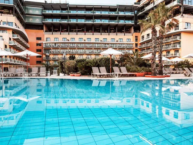 Piscine extérieure de l’InterContinental Malta, accessible aux clients du Holiday Inn Express Malta