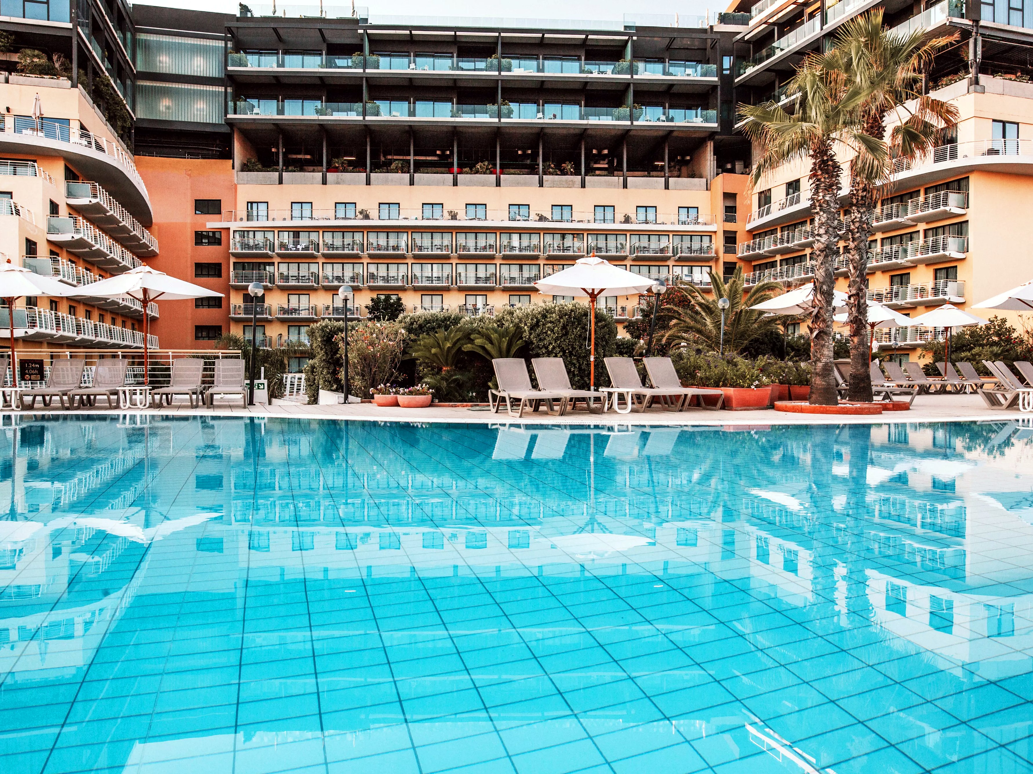 Piscine extérieure de l’InterContinental Malta, accessible aux clients du Holiday Inn Express Malta