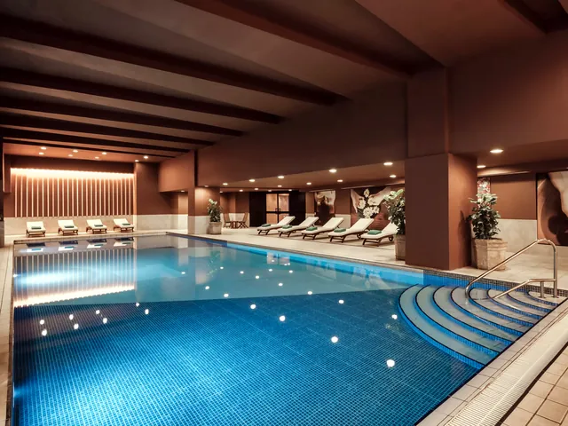 Piscine intérieure chauffée de l’InterContinental Malta, accessible aux clients du Holiday Inn Express Malta
