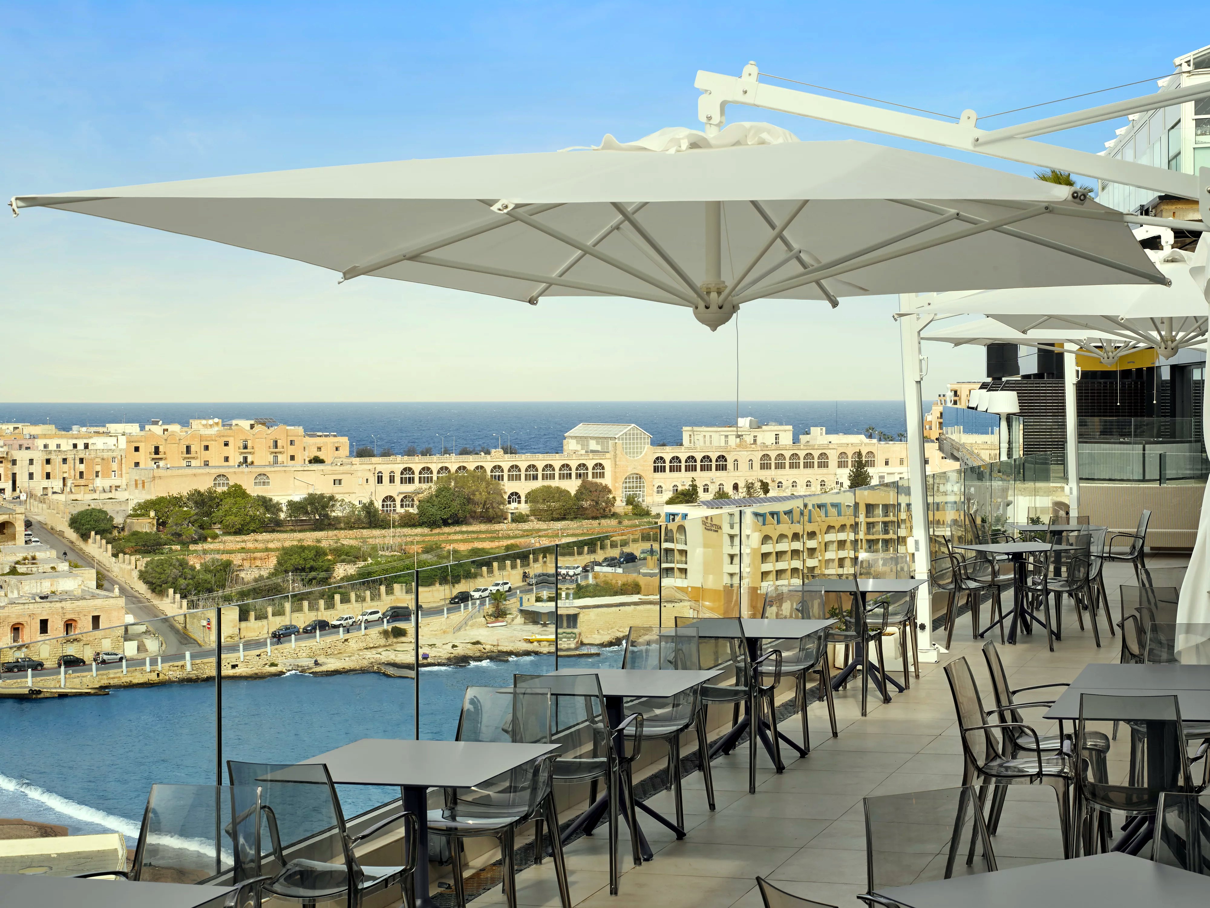 Holiday Inn Express Malta - Terrazza vista baia Terrazza all’ultimo piano dell’Holiday Inn Express Malta con vista su St George’s Bay e sul mare