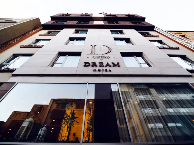 Façade du Ddream Hotel vue d’en bas, avec son enseigne, dans une rue de Paceville à St Julian’s