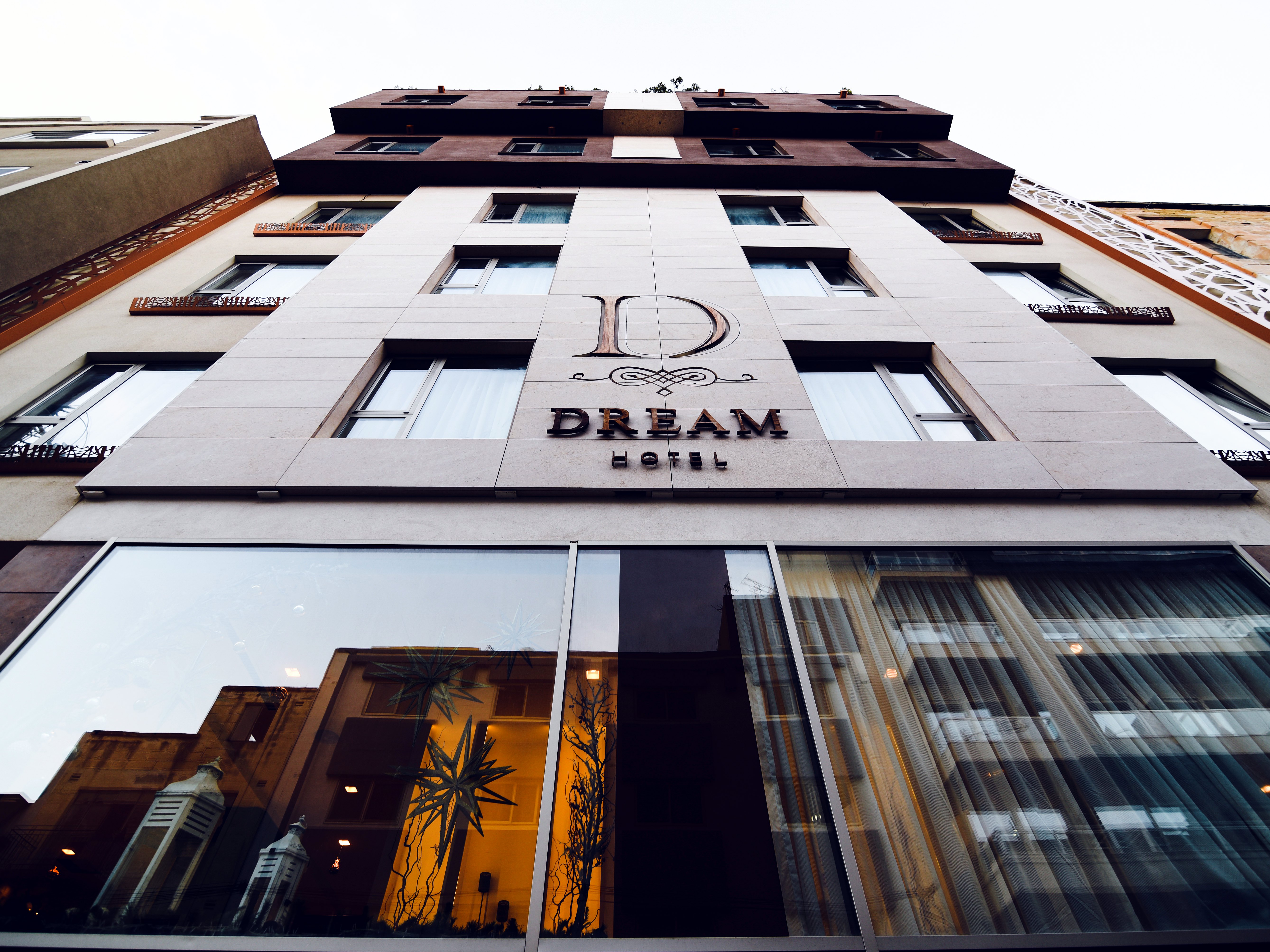 Fachada del Ddream Hotel vista desde abajo, con su letrero, en una calle de Paceville en St Julian’s