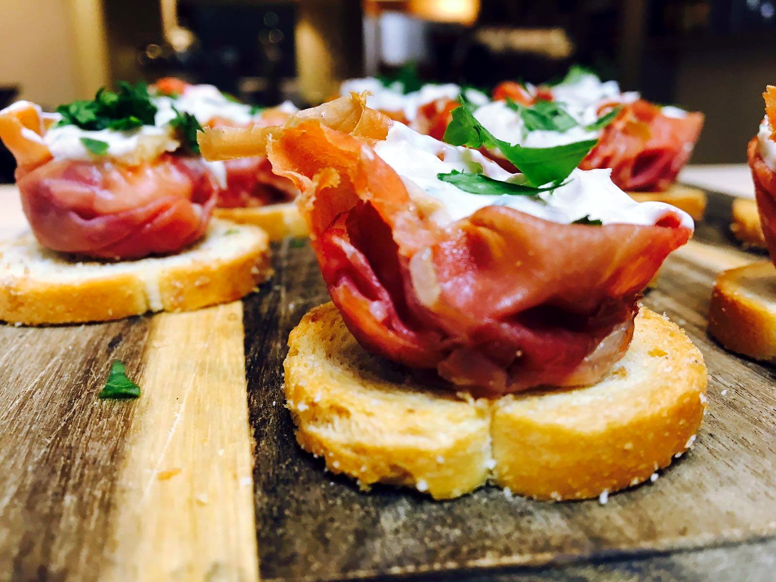Bruschettas con jamón curado servidas en el desayuno del restaurante Quench & Taste del Ddream Hotel