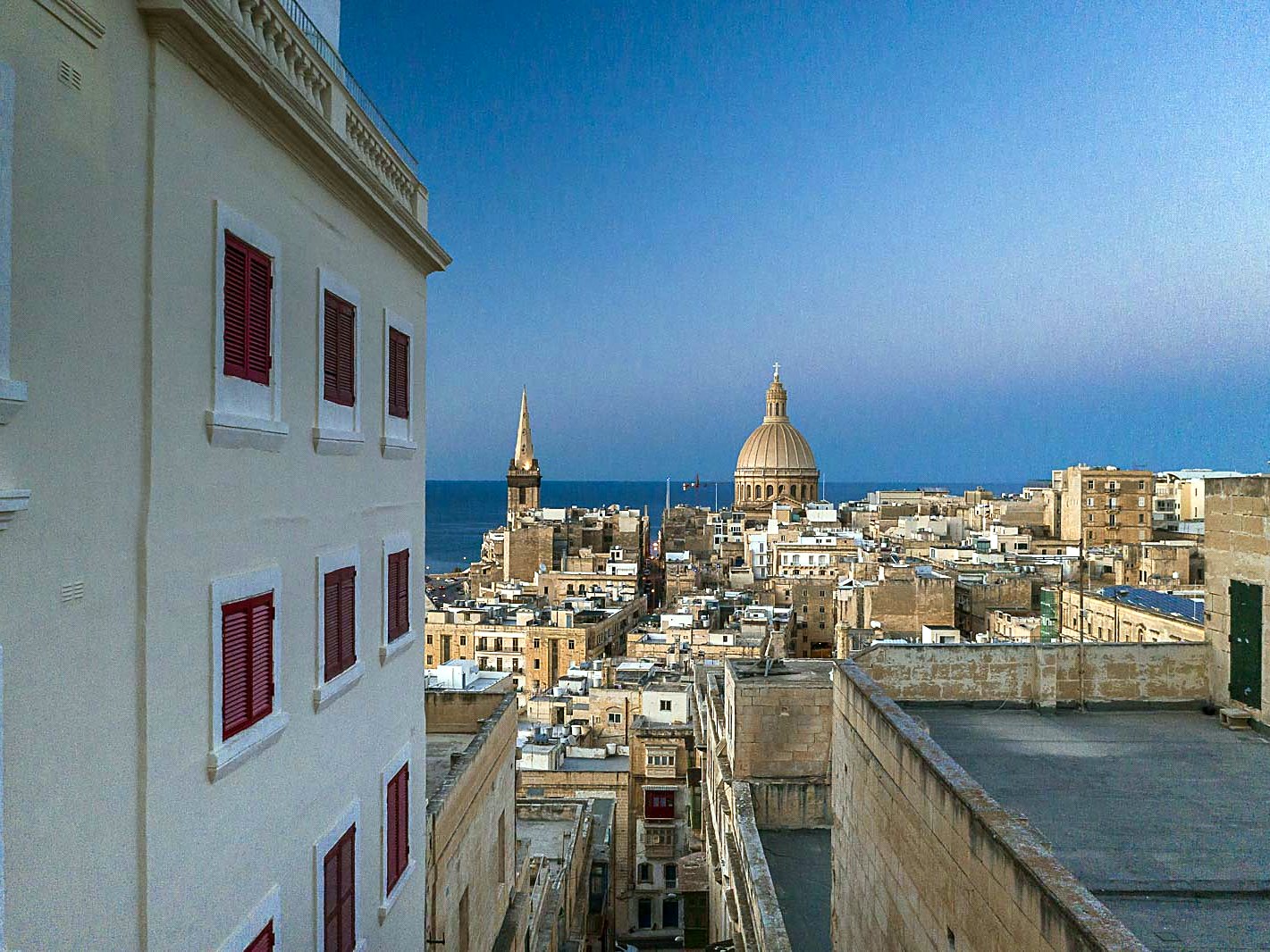 Vista dall’Osborne Hotel sui tetti di La Valletta, sulla cupola della chiesa dei Carmelitani e sul mare