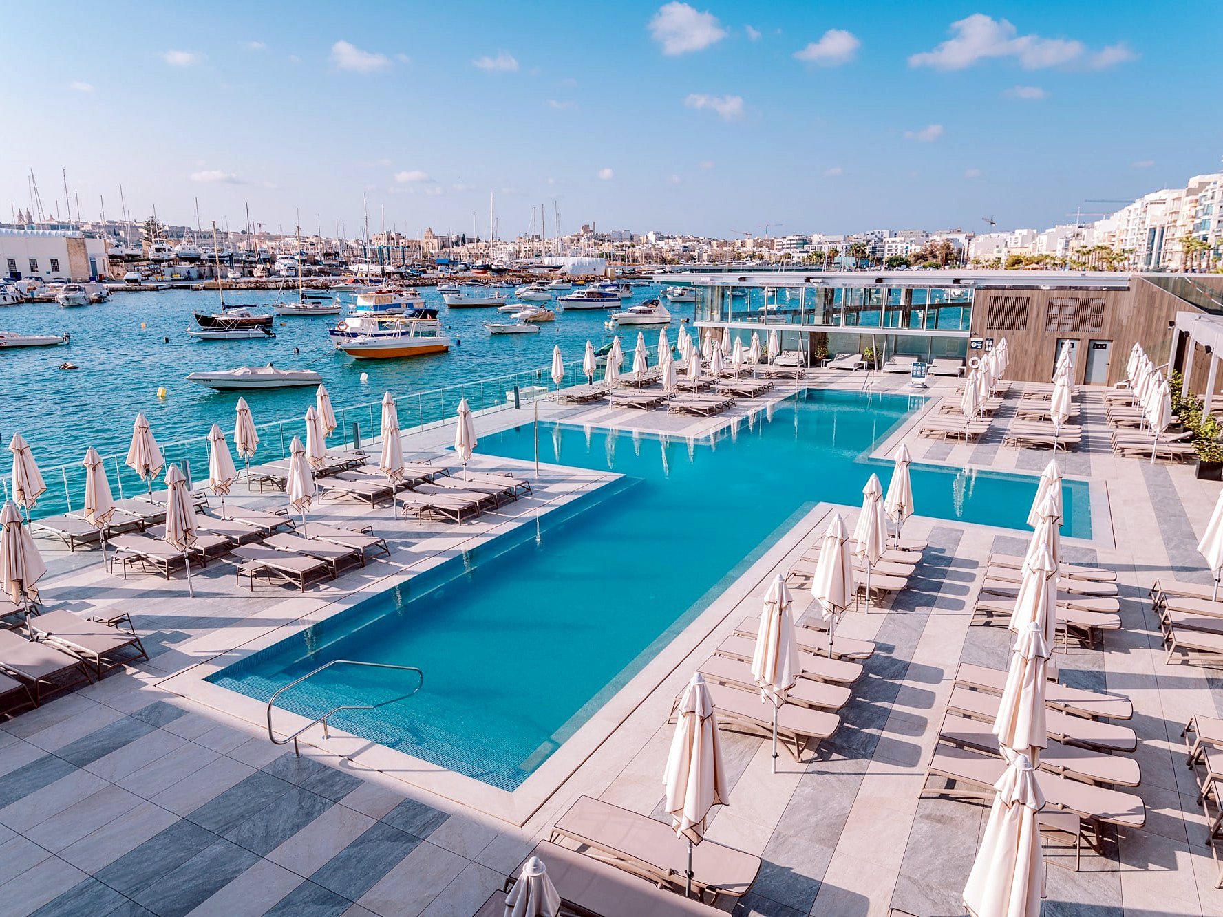 Piscine du lido Aqualuna, accessible aux clients de l’Azur Hotel by ST Hotels, face au port de Gżira