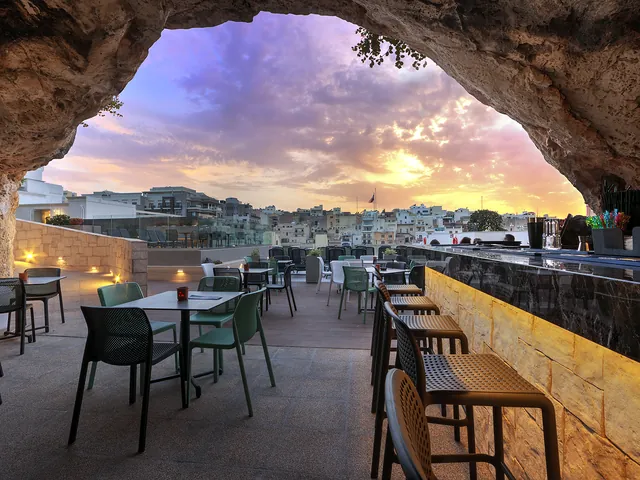 Cave Bar du Pergola Hotel & Spa, bar installé dans une grotte et ouvert sur une terrasse au crépuscule