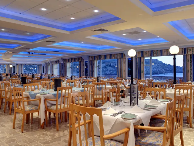 Salle du restaurant Il-Merill du Paradise Bay Resort, avec ses grandes baies vitrées sur la côte