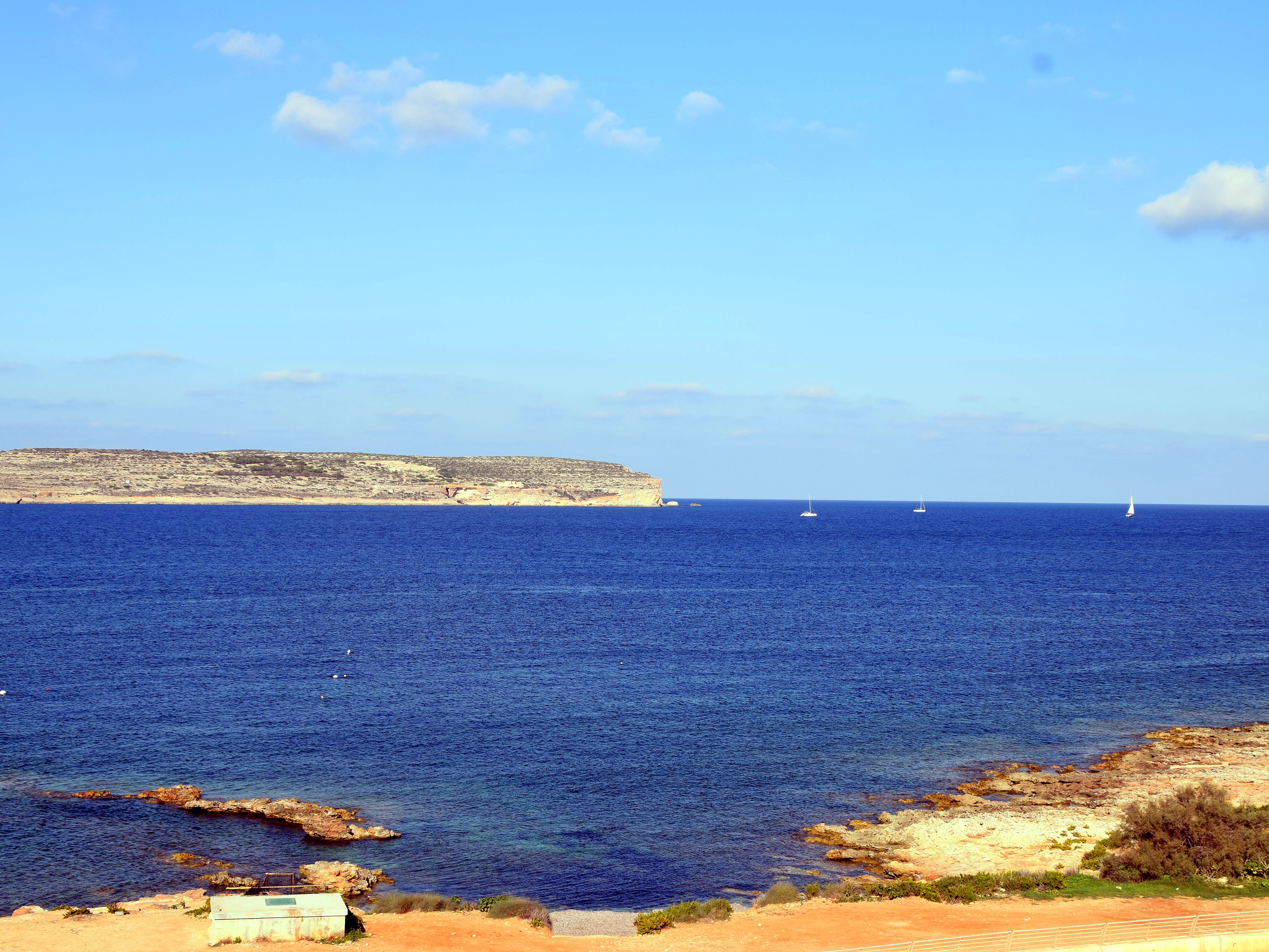 Vista sul mare e sull’isola di Comino da una camera ai piani alti del Paradise Bay Resort